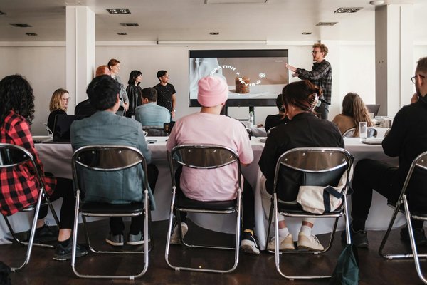 Approches créatives pour concevoir un parcours professionnel inspirant pour les talents émergents